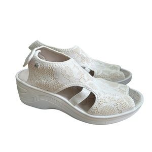 Bzees Dream Wedge Sandal lace size 7.5W